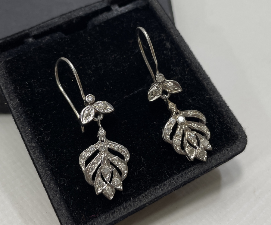 NADİR FORMDA ÖZEL YAPIM FRANSIZ PIRLANTA KÜPE