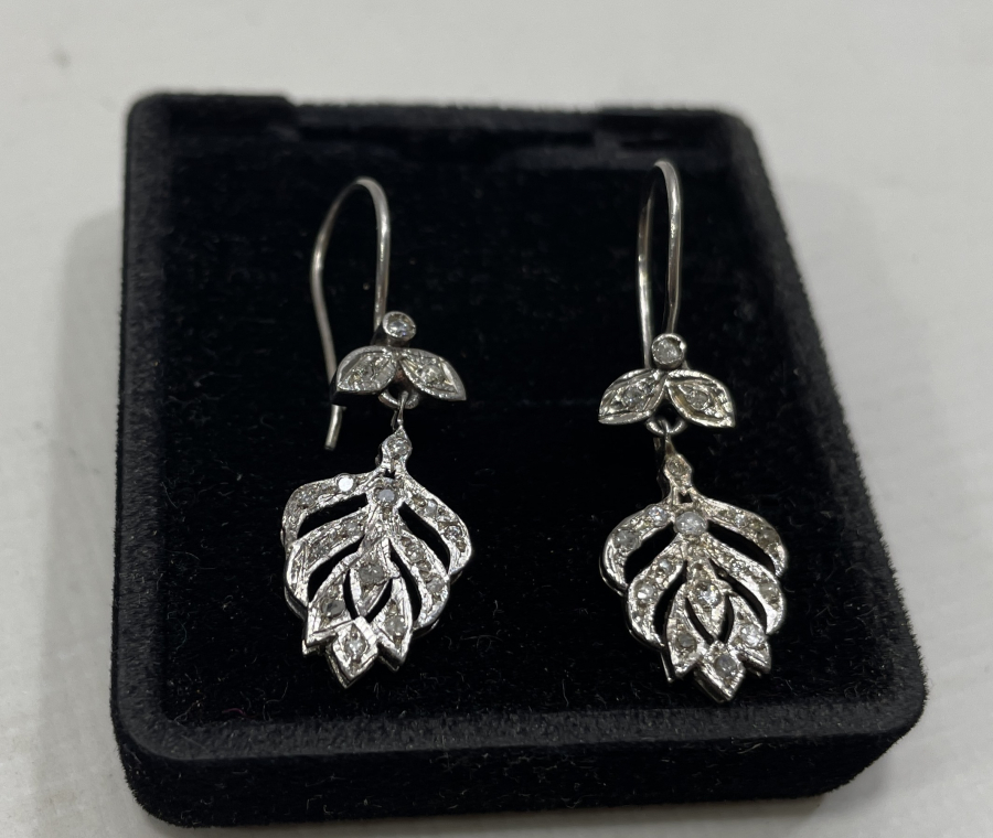 NADİR FORMDA ÖZEL YAPIM FRANSIZ PIRLANTA KÜPE