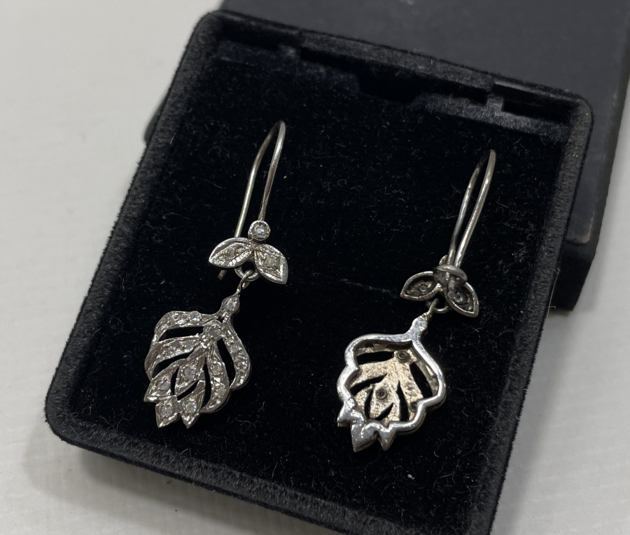 NADİR FORMDA ÖZEL YAPIM FRANSIZ PIRLANTA KÜPE