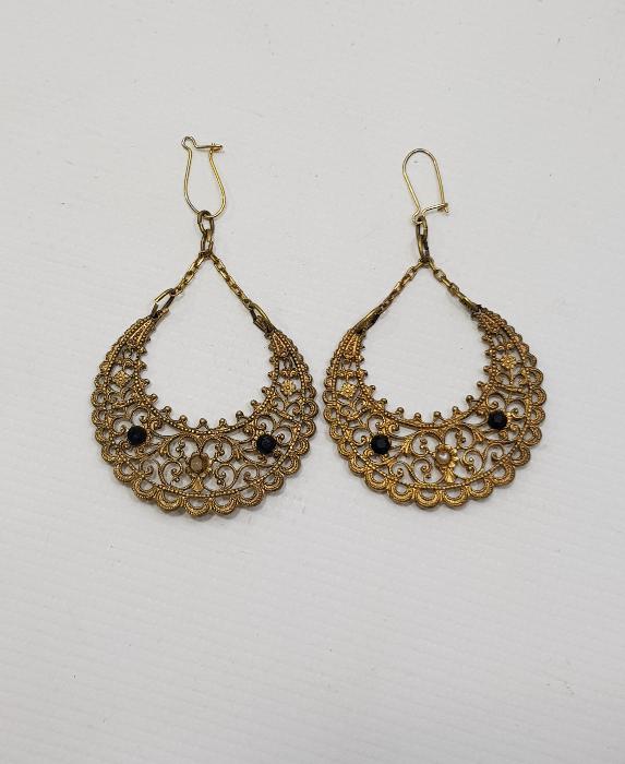 DEĞERLİ TAŞLARLA SÜSLÜ ALTIN VERMEYLİ GÜMÜŞ KÜPE 