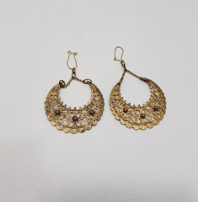 DEĞERLİ TAŞLARLA SÜSLÜ ALTIN VERMEYLİ GÜMÜŞ KÜPE 