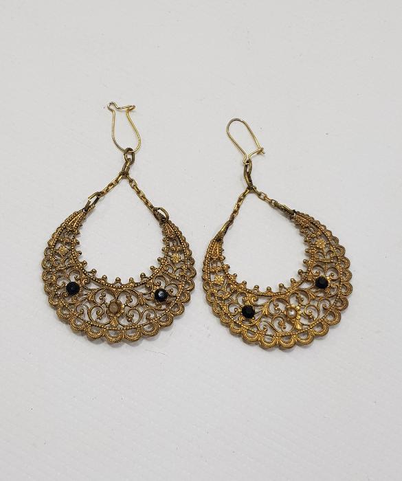 DEĞERLİ TAŞLARLA SÜSLÜ ALTIN VERMEYLİ GÜMÜŞ KÜPE 