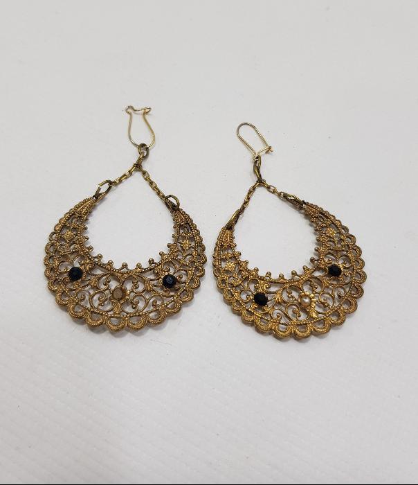 DEĞERLİ TAŞLARLA SÜSLÜ ALTIN VERMEYLİ GÜMÜŞ KÜPE 