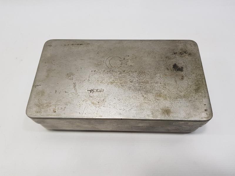 ÜZERİ OSMANLICA YAZILI DR. BURHANETTİN ONAT'A AİT ASKERİ TIBBİ KUTU