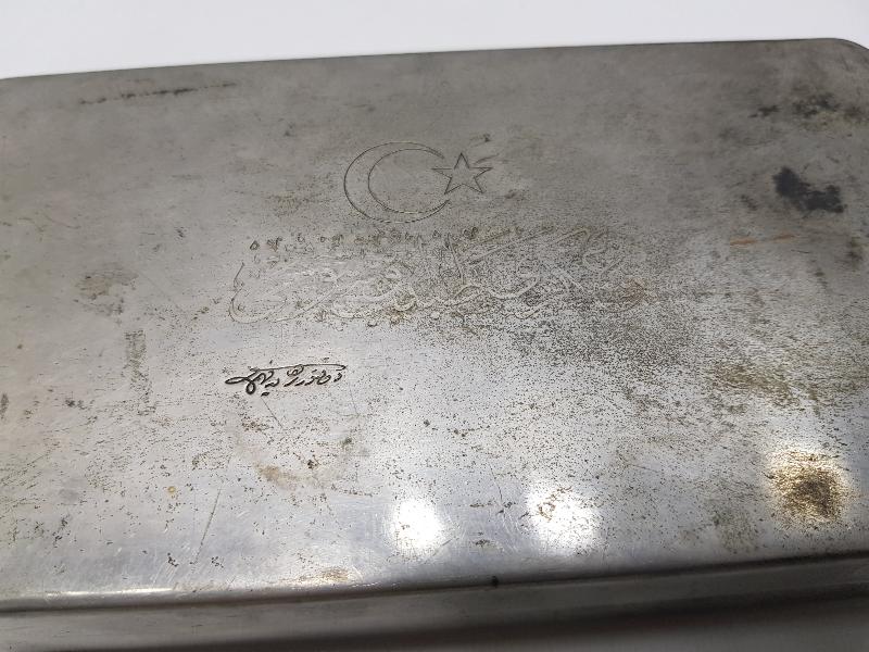 ÜZERİ OSMANLICA YAZILI DR. BURHANETTİN ONAT'A AİT ASKERİ TIBBİ KUTU