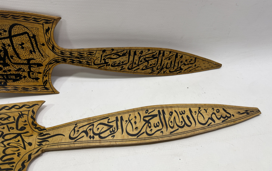 AHŞAP ÜZERİ EL ÇEKME YAZILI ÇATAL KAŞIK FORMUNDA DUVAR PANOSU