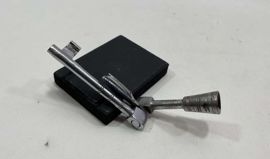 CUMHURİYET BAŞLARI KONDÜKTÖR ANAHTARI