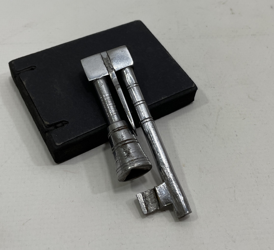 CUMHURİYET BAŞLARI KONDÜKTÖR ANAHTARI