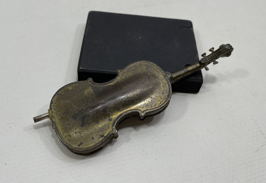 KEMAN FORMUNDA PİRİNÇ MASA ÜSTÜ OBJESİ