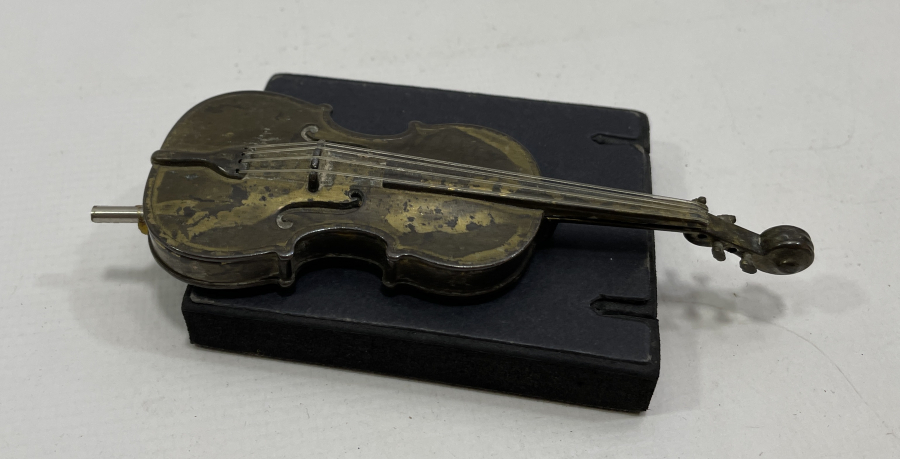 KEMAN FORMUNDA PİRİNÇ MASA ÜSTÜ OBJESİ