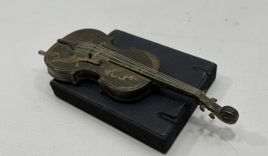 KEMAN FORMUNDA PİRİNÇ MASA ÜSTÜ OBJESİ