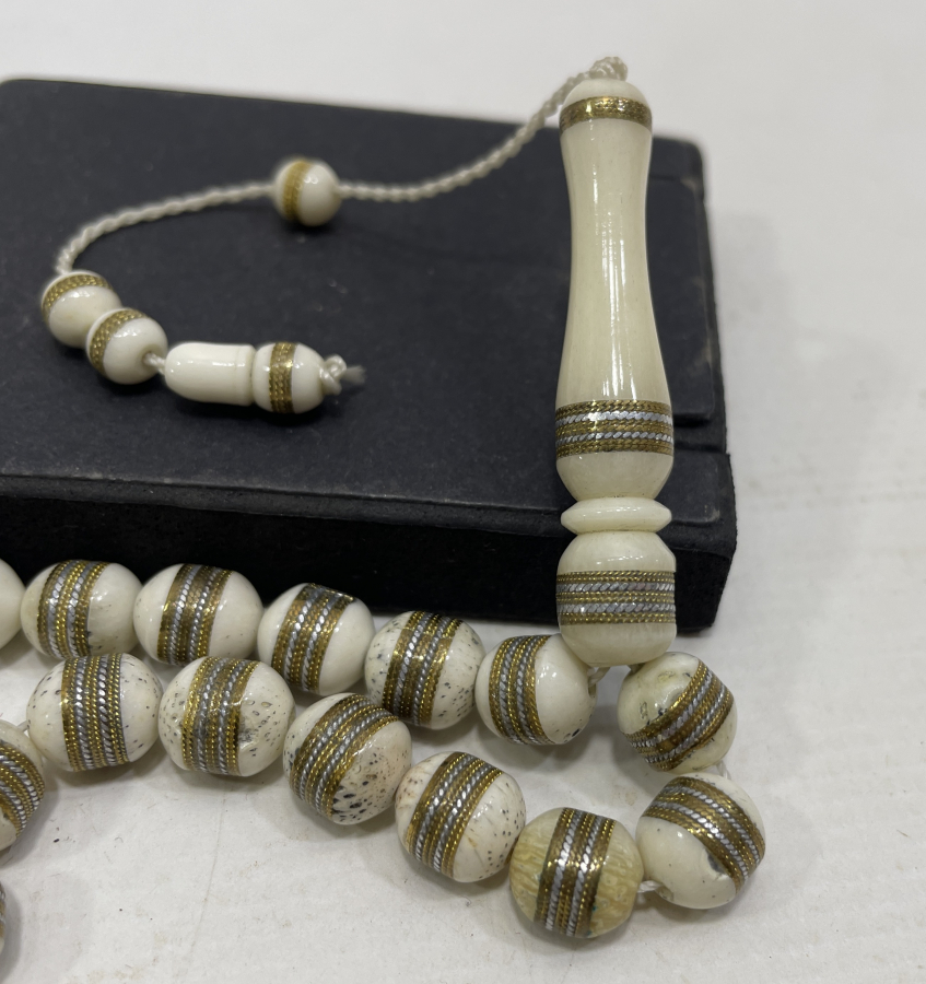 KEMİK ÜZERİ GÜMÜŞ VE PİRİNÇ SARMA İŞÇİLİKLİ TESPİH