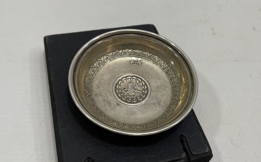 ORTASI TUĞRALI GÜMÜŞ KINA TASI