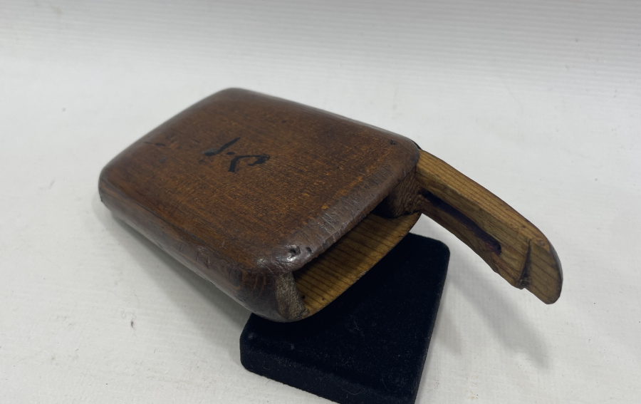 ÜZERİ OSMANLICA YAZILI OSMANLI DÖNEMİ AHŞAP SİGARA TABAKASI