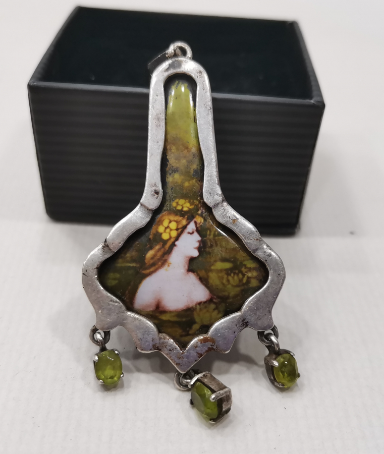 1900 BAŞLARI EL BOYAMA PORTRELİ ÖZEL YAPIM GÜMÜŞ KOLYE UCU