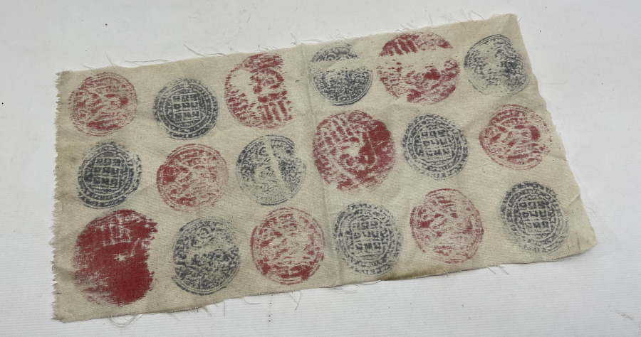 ÜZERİ TILSIMLI KUMAŞ PARÇASI