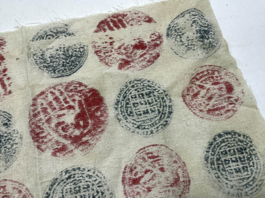 ÜZERİ TILSIMLI KUMAŞ PARÇASI