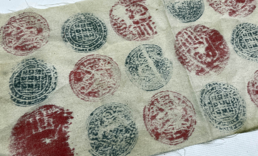 ÜZERİ TILSIMLI KUMAŞ PARÇASI