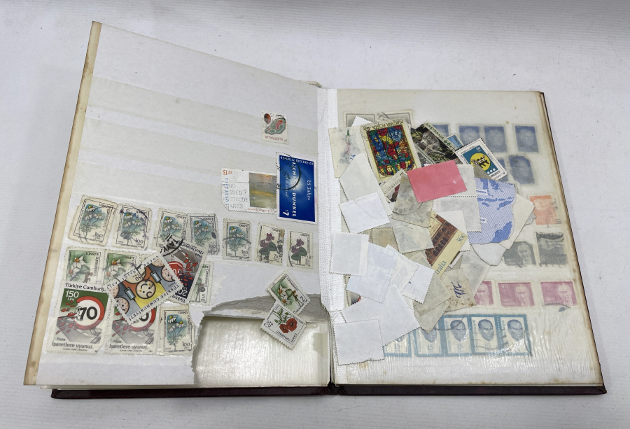 İÇİNDE ONLARCA PUL BULUNAN ANTİKA PUL DEFTERİ