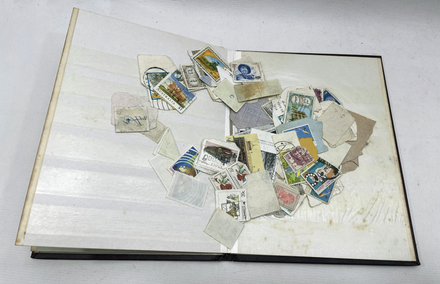 İÇİNDE ONLARCA PUL BULUNAN ANTİKA PUL DEFTERİ