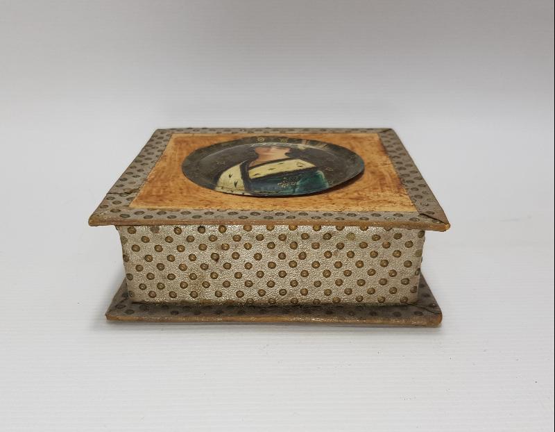 1900'LERDEN KRALİÇE RESİMLİ MUKAVVA KUTU