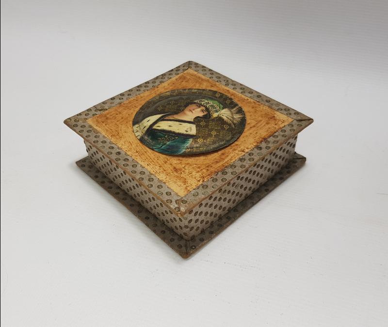 1900'LERDEN KRALİÇE RESİMLİ MUKAVVA KUTU