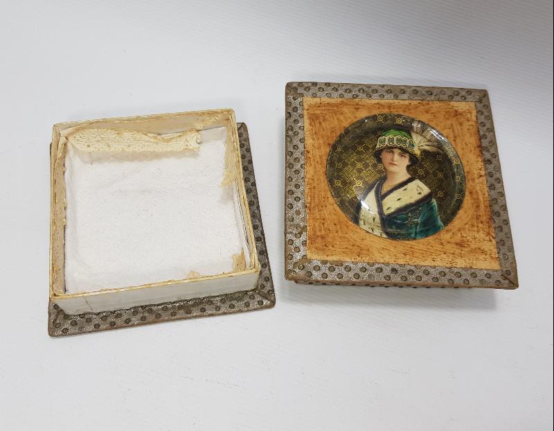 1900'LERDEN KRALİÇE RESİMLİ MUKAVVA KUTU