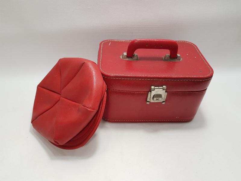 1970'LERDEN KIRMIZI RENKLİ BAYAN ŞAPKA VE ÇANTASI