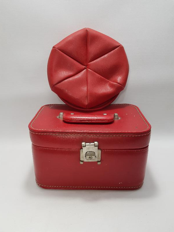 1970'LERDEN KIRMIZI RENKLİ BAYAN ŞAPKA VE ÇANTASI