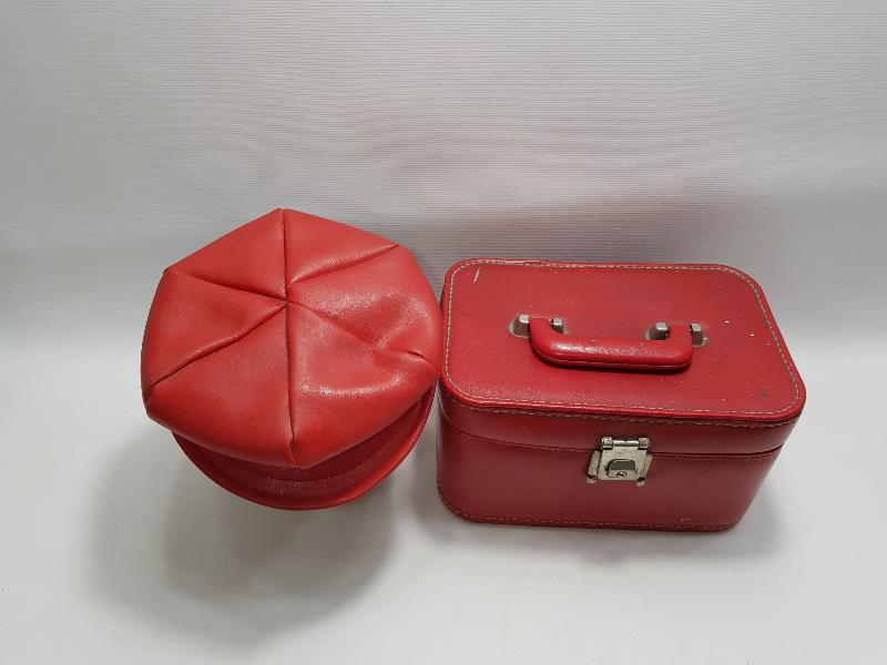 1970'LERDEN KIRMIZI RENKLİ BAYAN ŞAPKA VE ÇANTASI