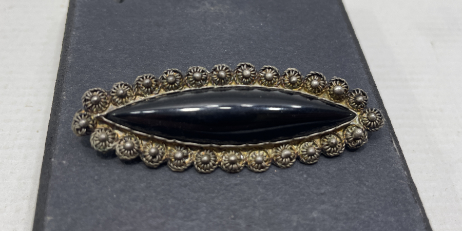 GÜVERSE İŞÇİLİKLİ VE OLTU TAŞLI ANTİKA BROŞ