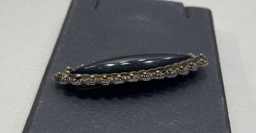 GÜVERSE İŞÇİLİKLİ VE OLTU TAŞLI ANTİKA BROŞ