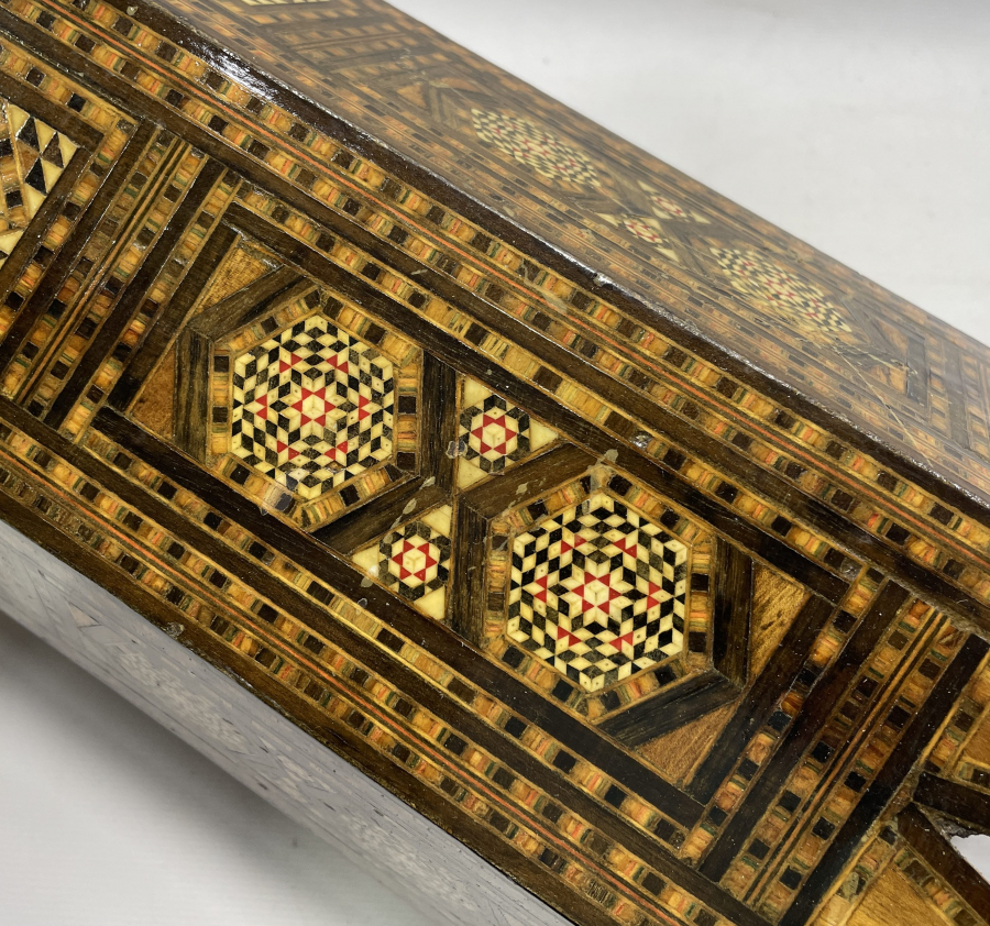 MARKÜTERİ İŞÇİLİKLİ ANTİKA KAHVE SEHPASI