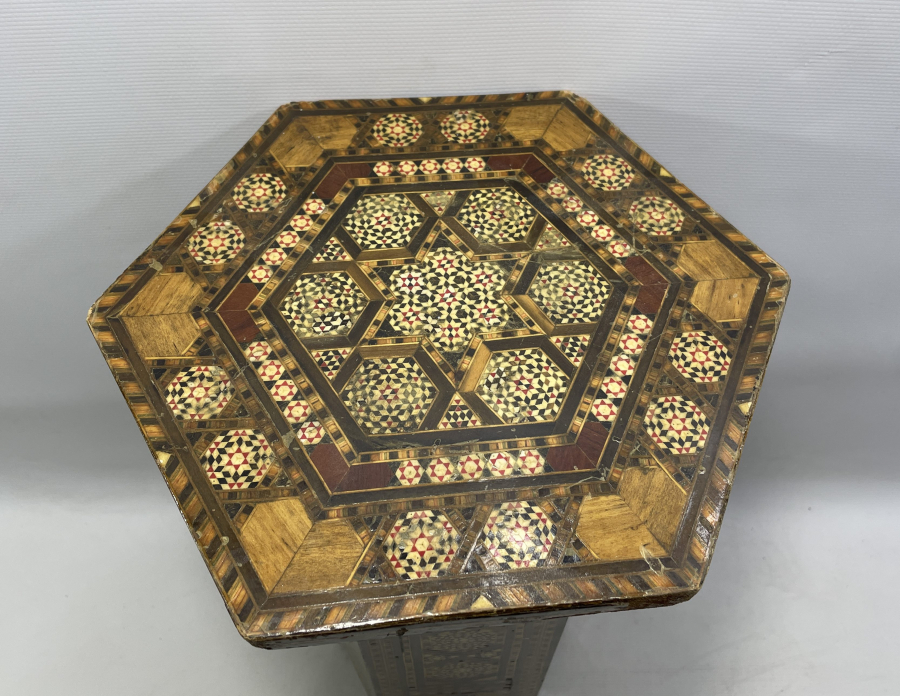 MARKÜTERİ İŞÇİLİKLİ ANTİKA KAHVE SEHPASI