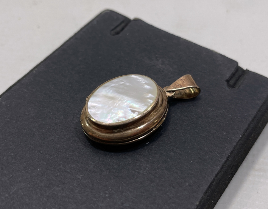 ÜZERİ SEDEF TAŞLI ALTIN KAPLAMA GİZLİ HAZNELİ KOLYE UCU