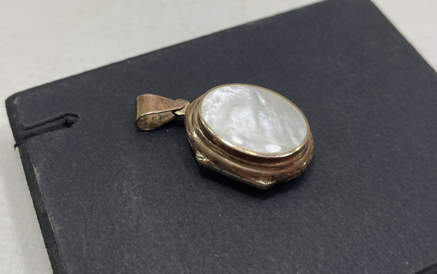 ÜZERİ SEDEF TAŞLI ALTIN KAPLAMA GİZLİ HAZNELİ KOLYE UCU