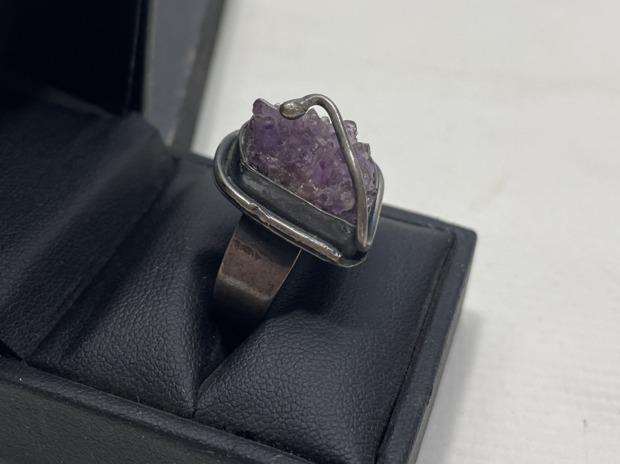 ÜZERİNDE DOĞAL AMETİST KRİSTALLERİ BULUNAN DOĞAL TAŞLI ÖZEL YAPIM GÜMÜŞ YÜZÜK