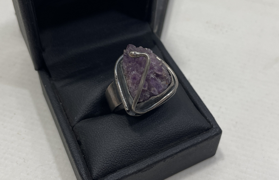 ÜZERİNDE DOĞAL AMETİST KRİSTALLERİ BULUNAN DOĞAL TAŞLI ÖZEL YAPIM GÜMÜŞ YÜZÜK