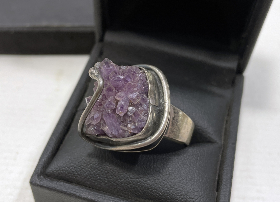 ÜZERİNDE DOĞAL AMETİST KRİSTALLERİ BULUNAN DOĞAL TAŞLI ÖZEL YAPIM GÜMÜŞ YÜZÜK