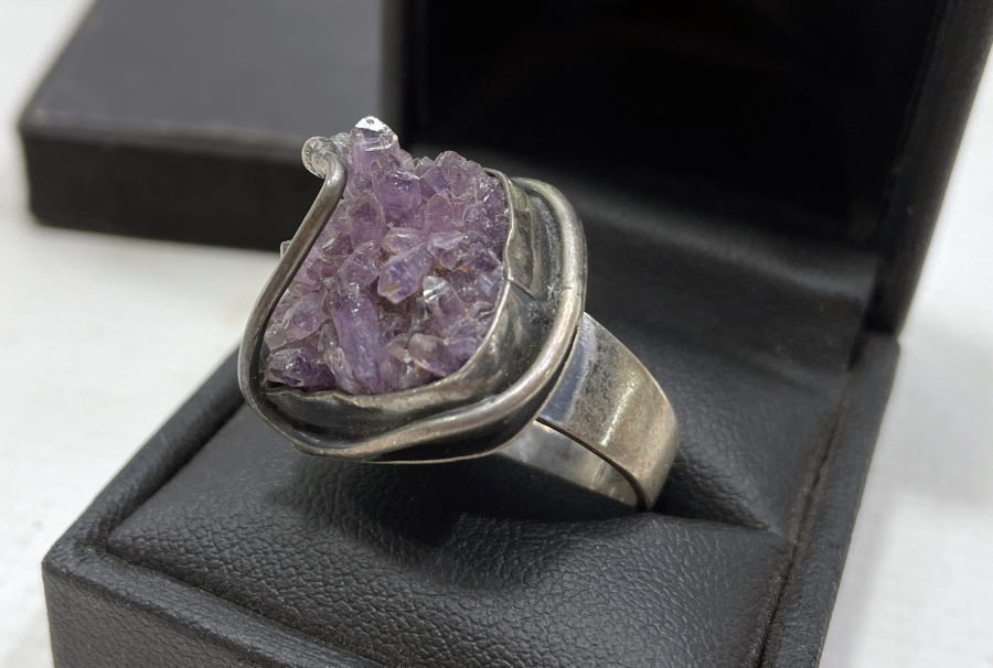 ÜZERİNDE DOĞAL AMETİST KRİSTALLERİ BULUNAN DOĞAL TAŞLI ÖZEL YAPIM GÜMÜŞ YÜZÜK