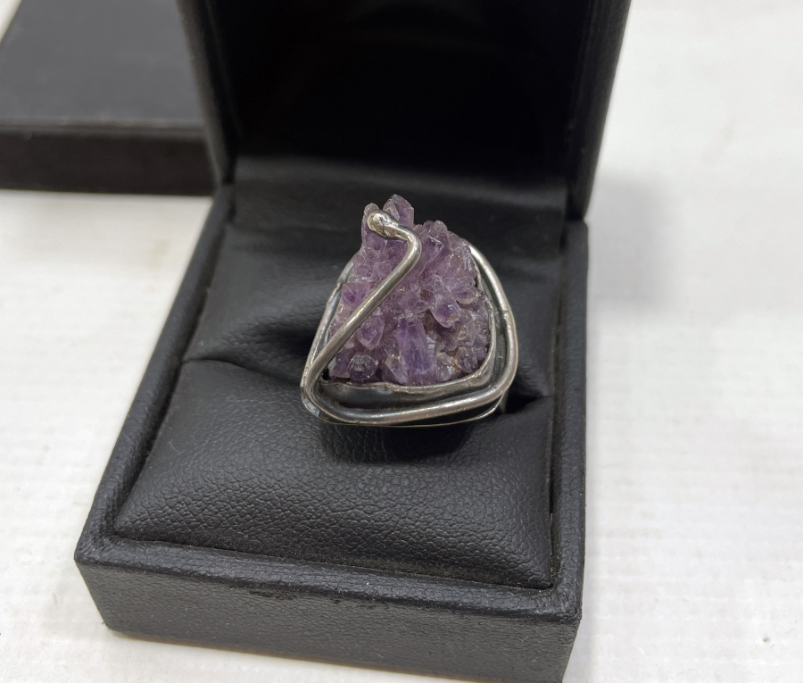 ÜZERİNDE DOĞAL AMETİST KRİSTALLERİ BULUNAN DOĞAL TAŞLI ÖZEL YAPIM GÜMÜŞ YÜZÜK