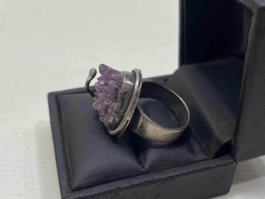 ÜZERİNDE DOĞAL AMETİST KRİSTALLERİ BULUNAN DOĞAL TAŞLI ÖZEL YAPIM GÜMÜŞ YÜZÜK
