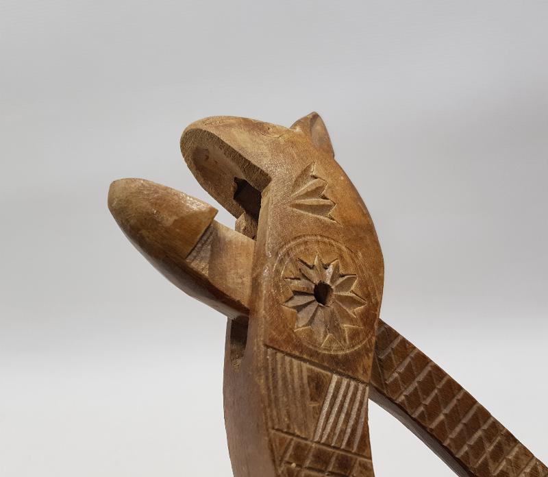 ANTİKA AHŞAP FINDIK KIRACAĞI 