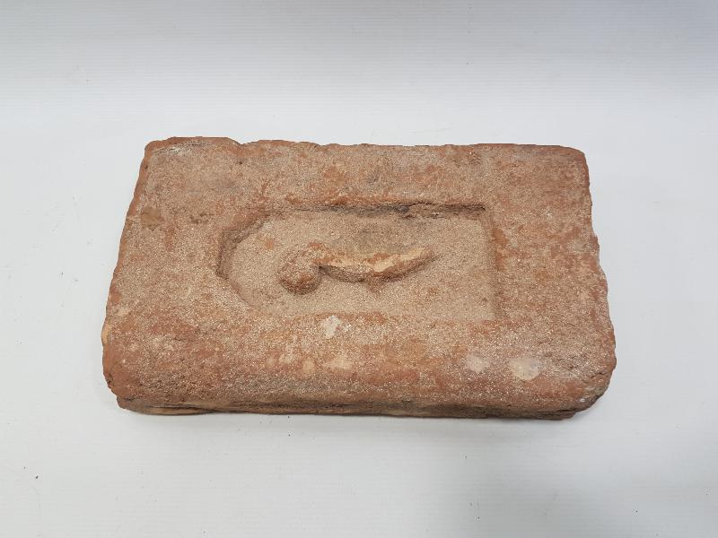 OSMANLI DÖNEMİ KILIÇ GÖRSELLİ TUĞLA