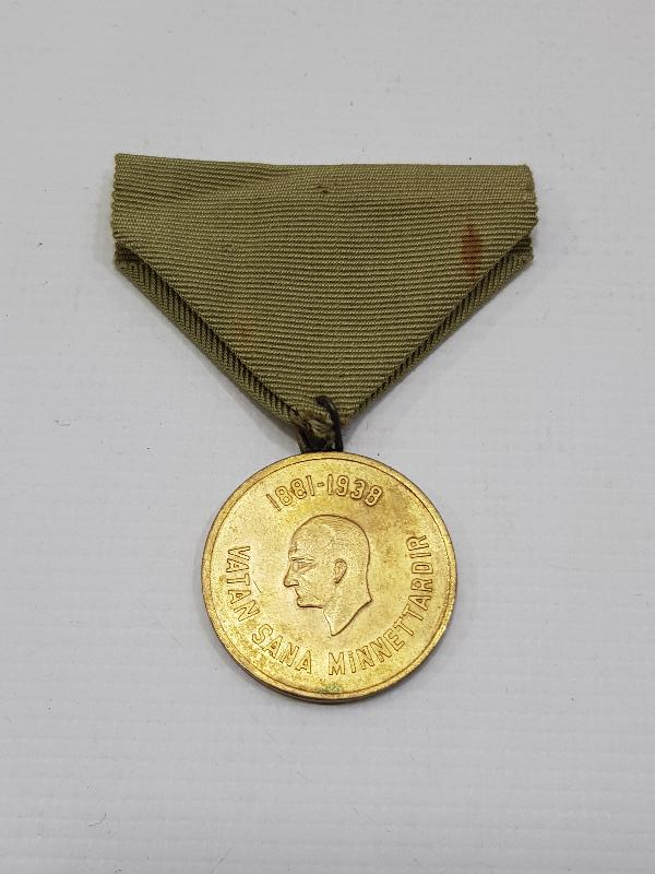 ATATÜRK RESİMLİ 1881-1938 VATAN SANA MİNNETTARDIR YAZILI NADİR PAMUKBANK MADALYON