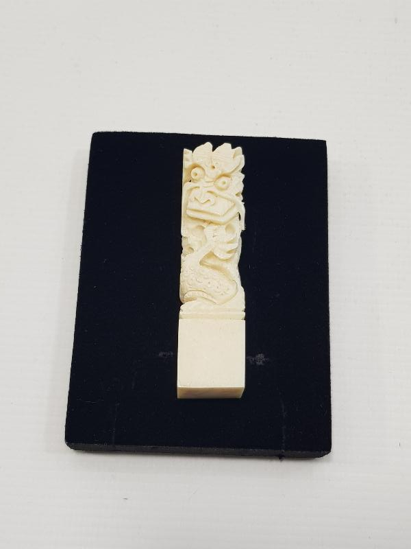 FİL DİŞİ EJDERHA FİGÜRLÜ MASA ÜSTÜ BİBLOSU