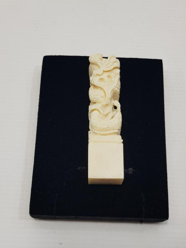 FİL DİŞİ EJDERHA FİGÜRLÜ MASA ÜSTÜ BİBLOSU