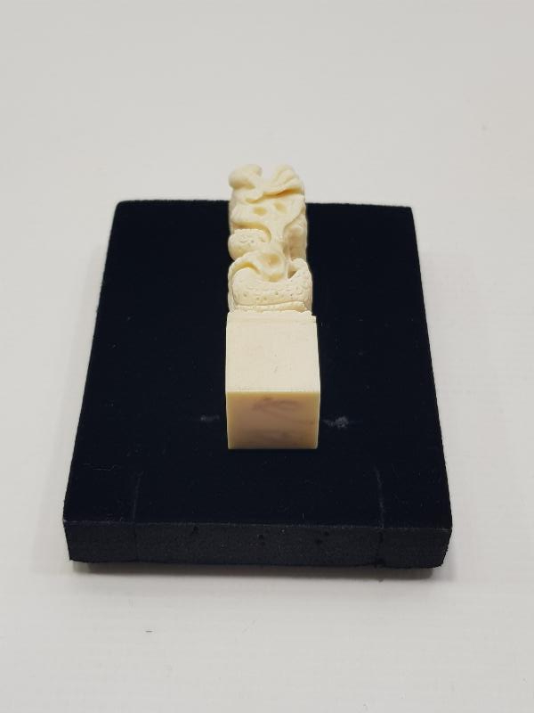 FİL DİŞİ EJDERHA FİGÜRLÜ MASA ÜSTÜ BİBLOSU