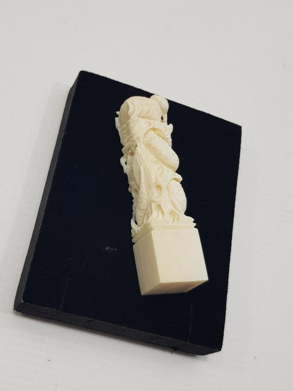 FİL DİŞİ EJDERHA FİGÜRLÜ MASA ÜSTÜ BİBLOSU