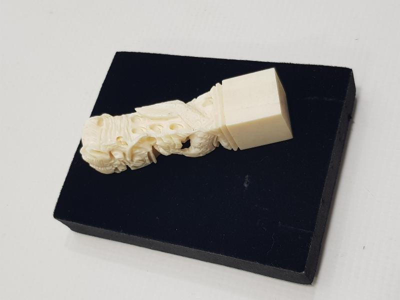 FİL DİŞİ EJDERHA FİGÜRLÜ MASA ÜSTÜ BİBLOSU